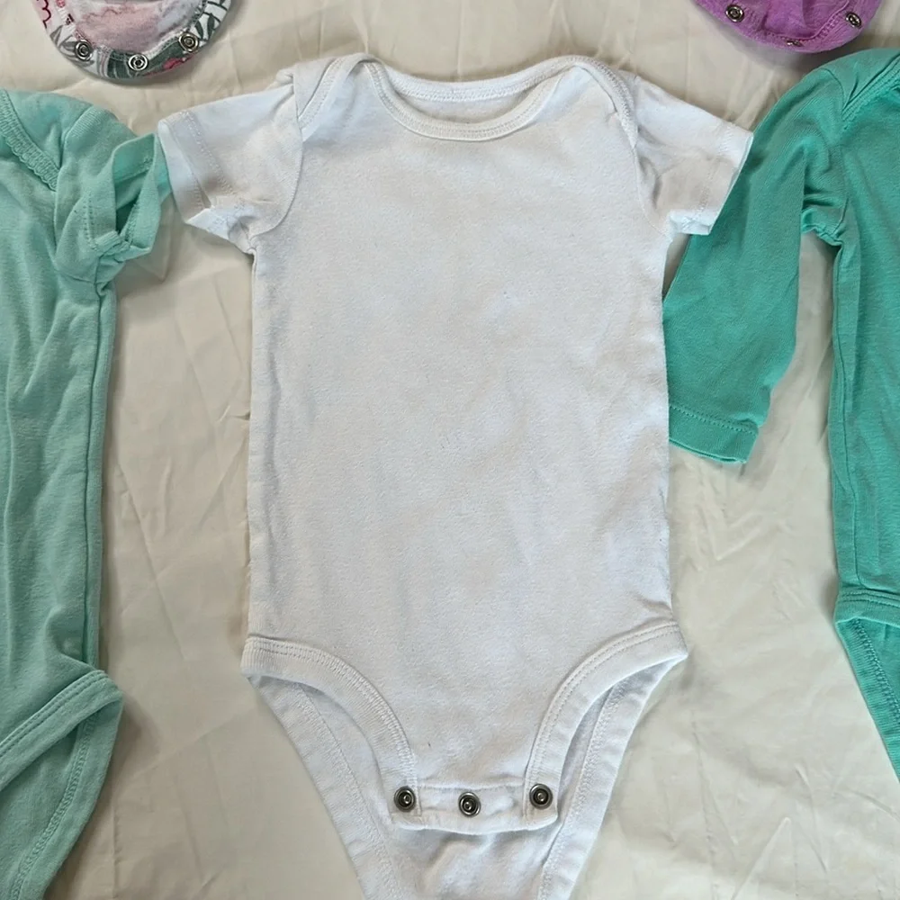 Carter’s bundle of 7 baby girl size 6 month onesies. 5 long sleeve and 2 short.